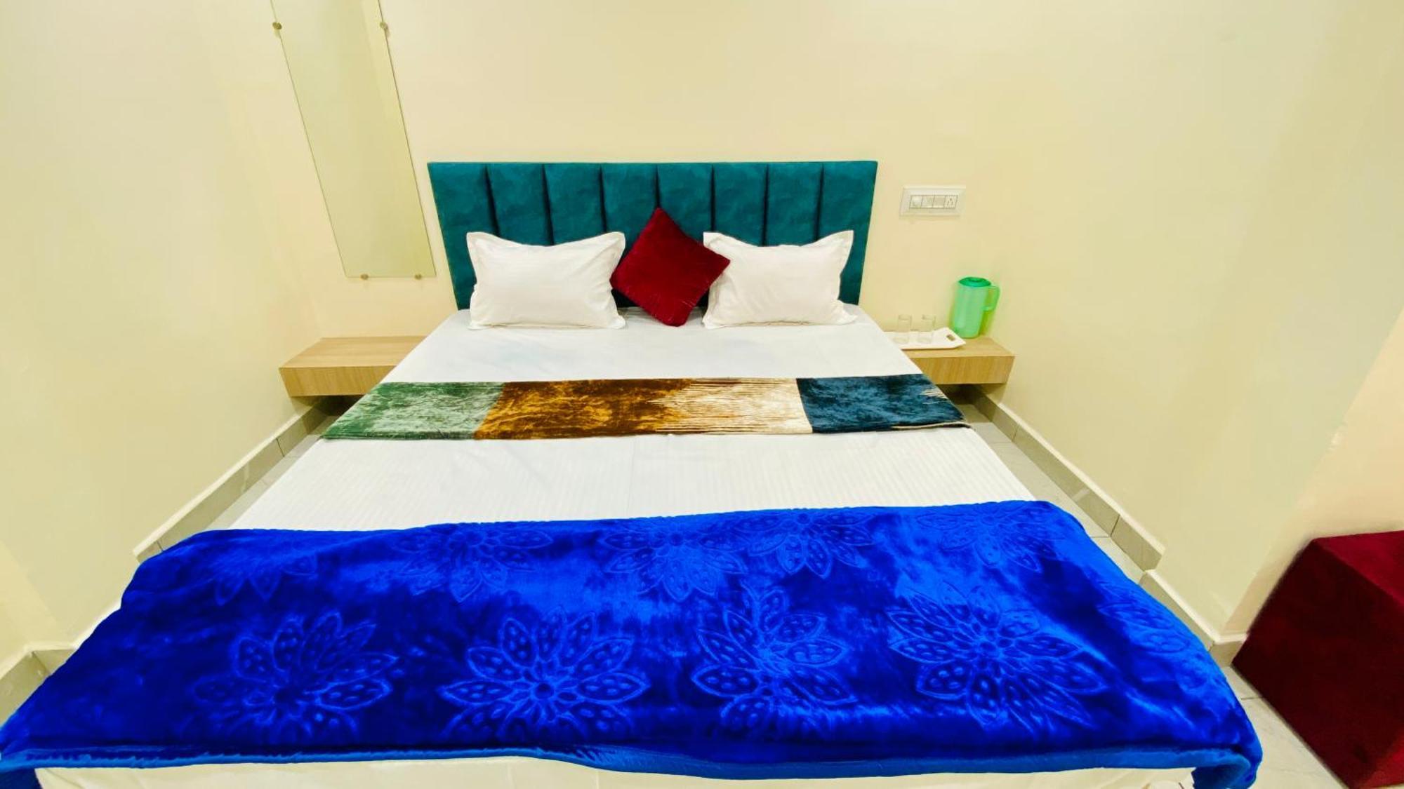 Hotel Raghavan In Front Of Railway Station Platform No 8 Ujjain Zewnętrze zdjęcie