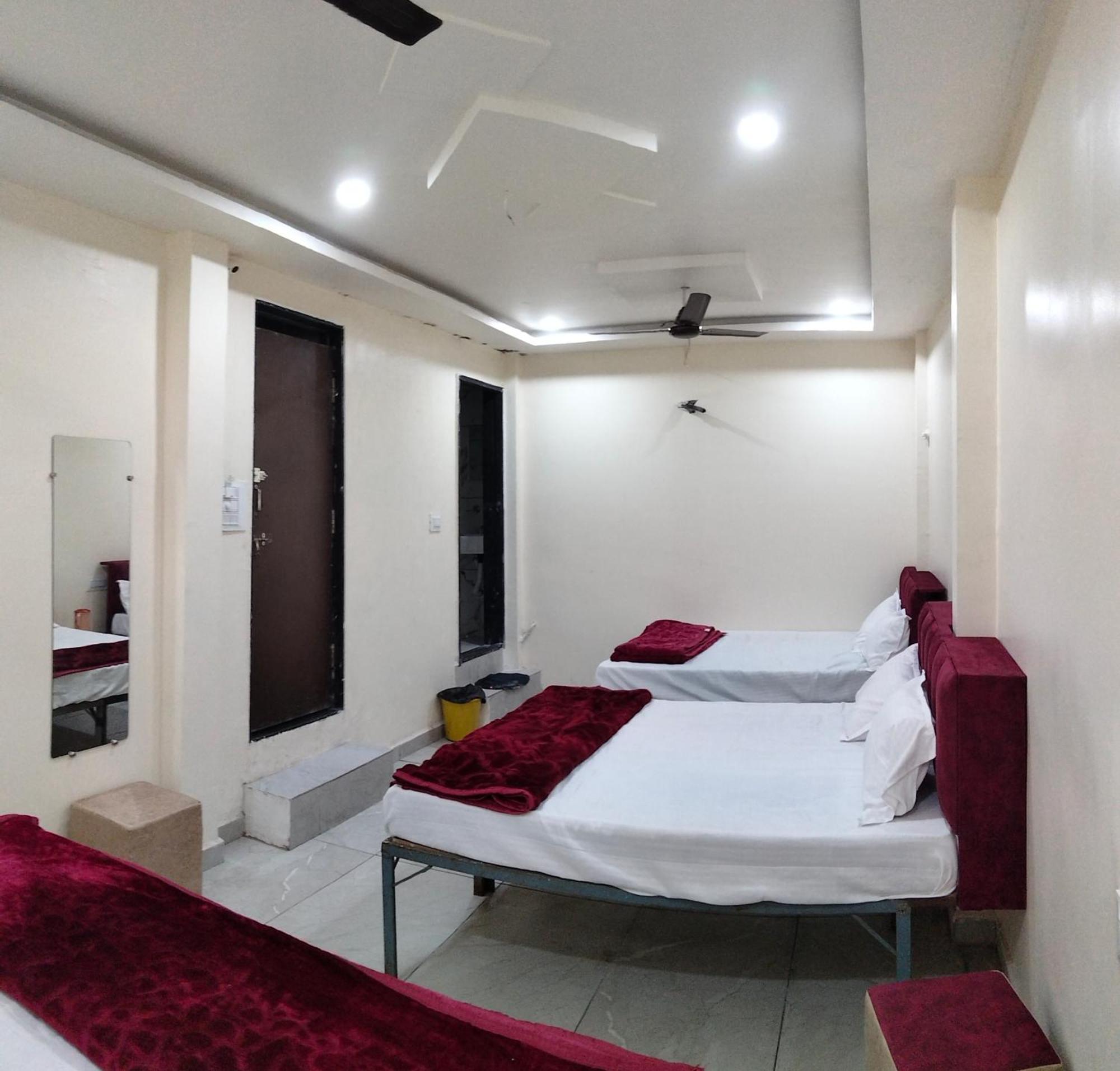 Hotel Raghavan In Front Of Railway Station Platform No 8 Ujjain Zewnętrze zdjęcie