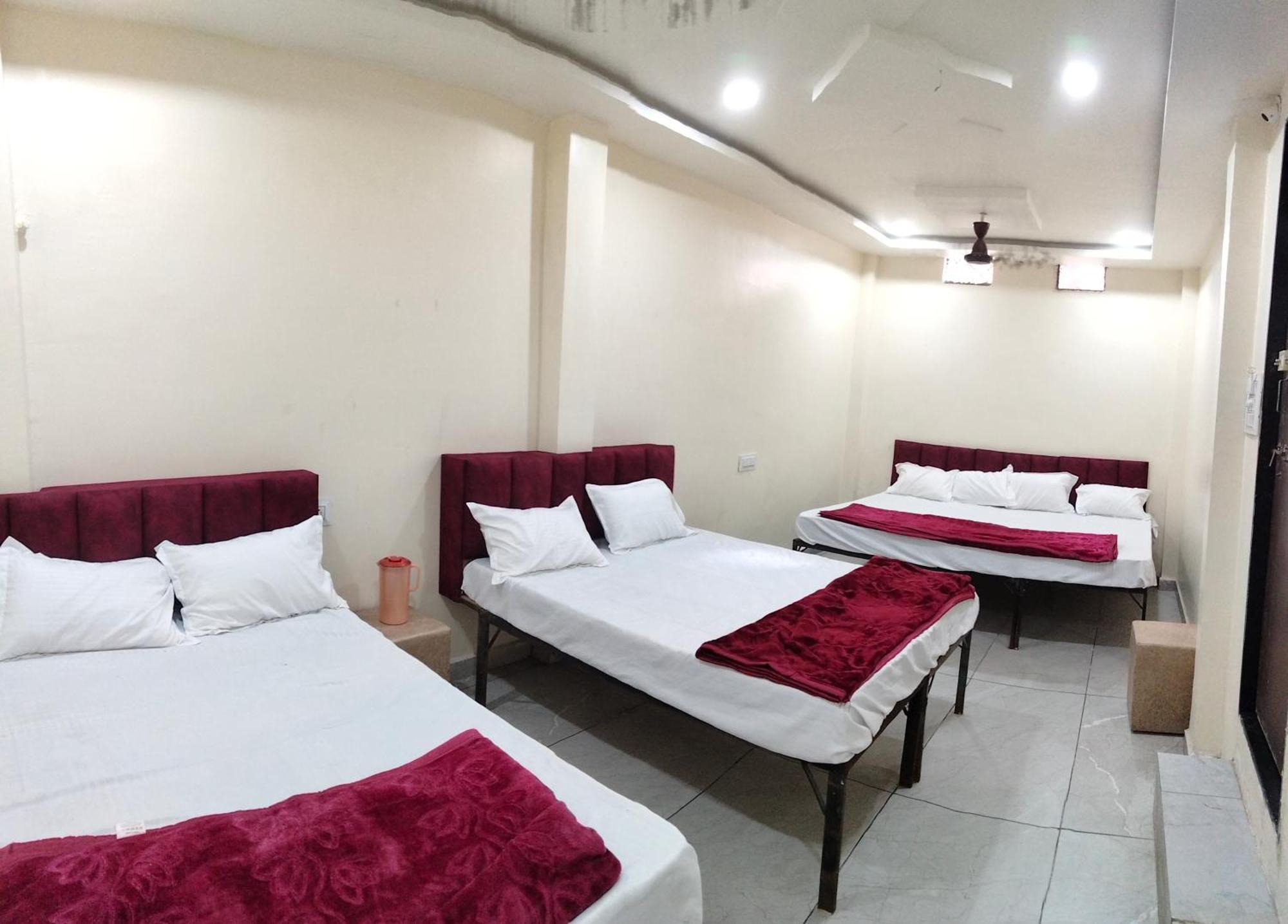 Hotel Raghavan In Front Of Railway Station Platform No 8 Ujjain Zewnętrze zdjęcie