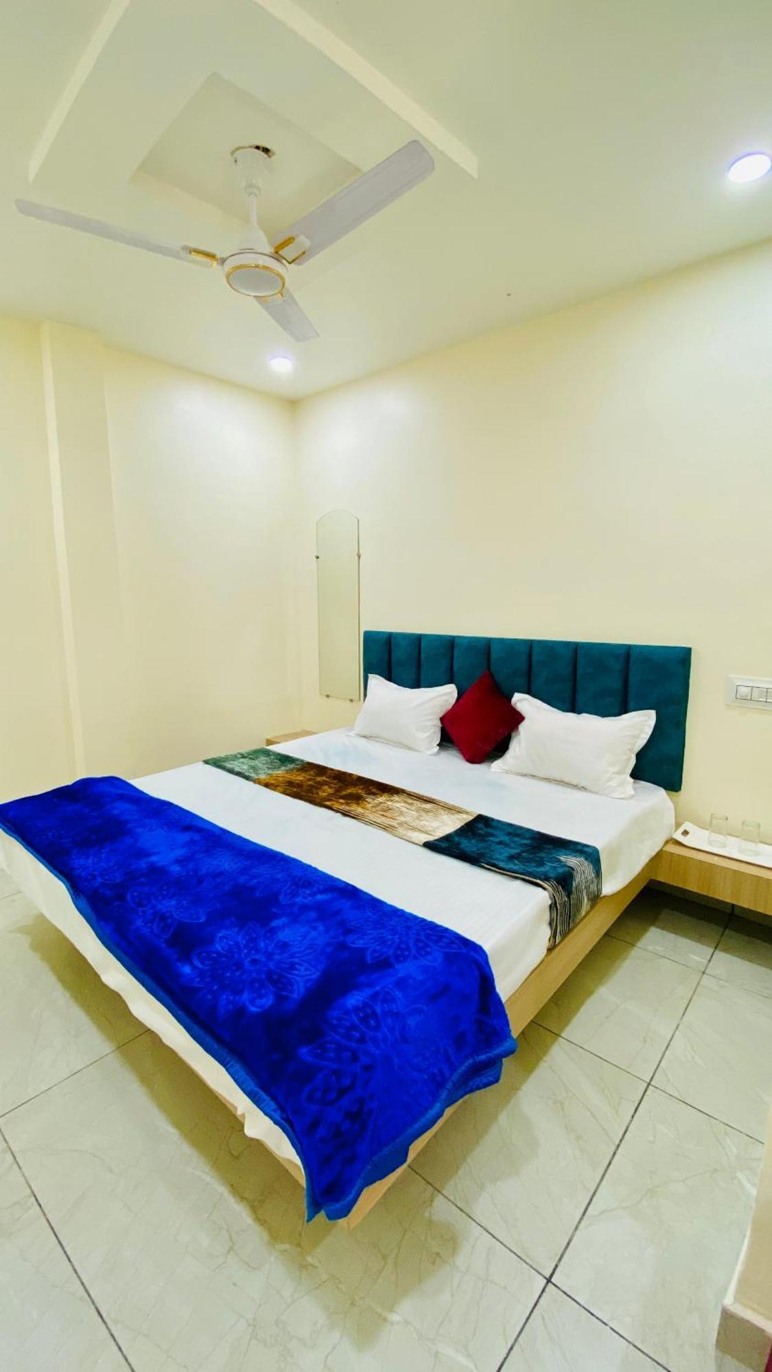 Hotel Raghavan In Front Of Railway Station Platform No 8 Ujjain Zewnętrze zdjęcie