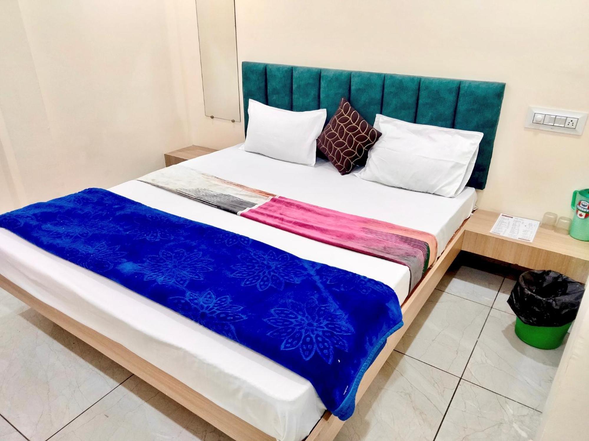 Hotel Raghavan In Front Of Railway Station Platform No 8 Ujjain Zewnętrze zdjęcie
