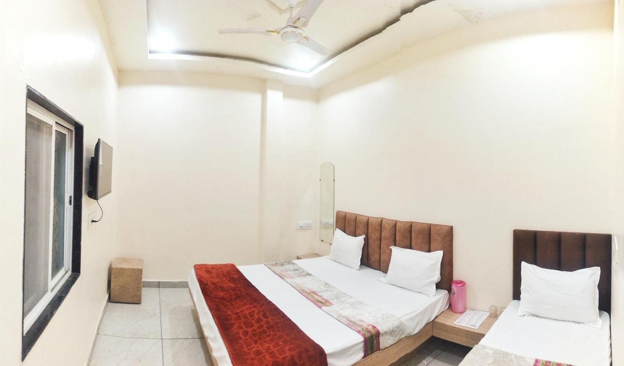 Hotel Raghavan In Front Of Railway Station Platform No 8 Ujjain Zewnętrze zdjęcie
