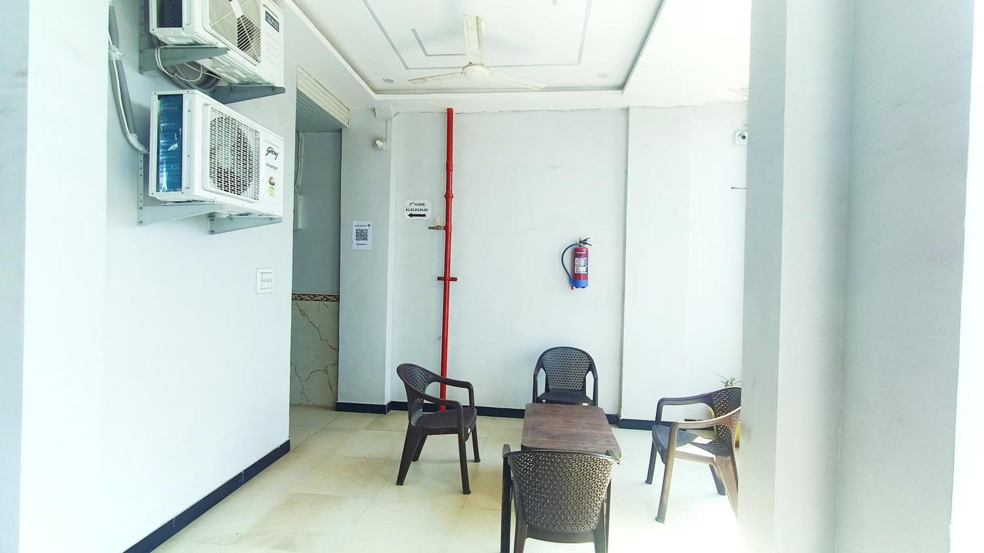 Hotel Raghavan In Front Of Railway Station Platform No 8 Ujjain Zewnętrze zdjęcie