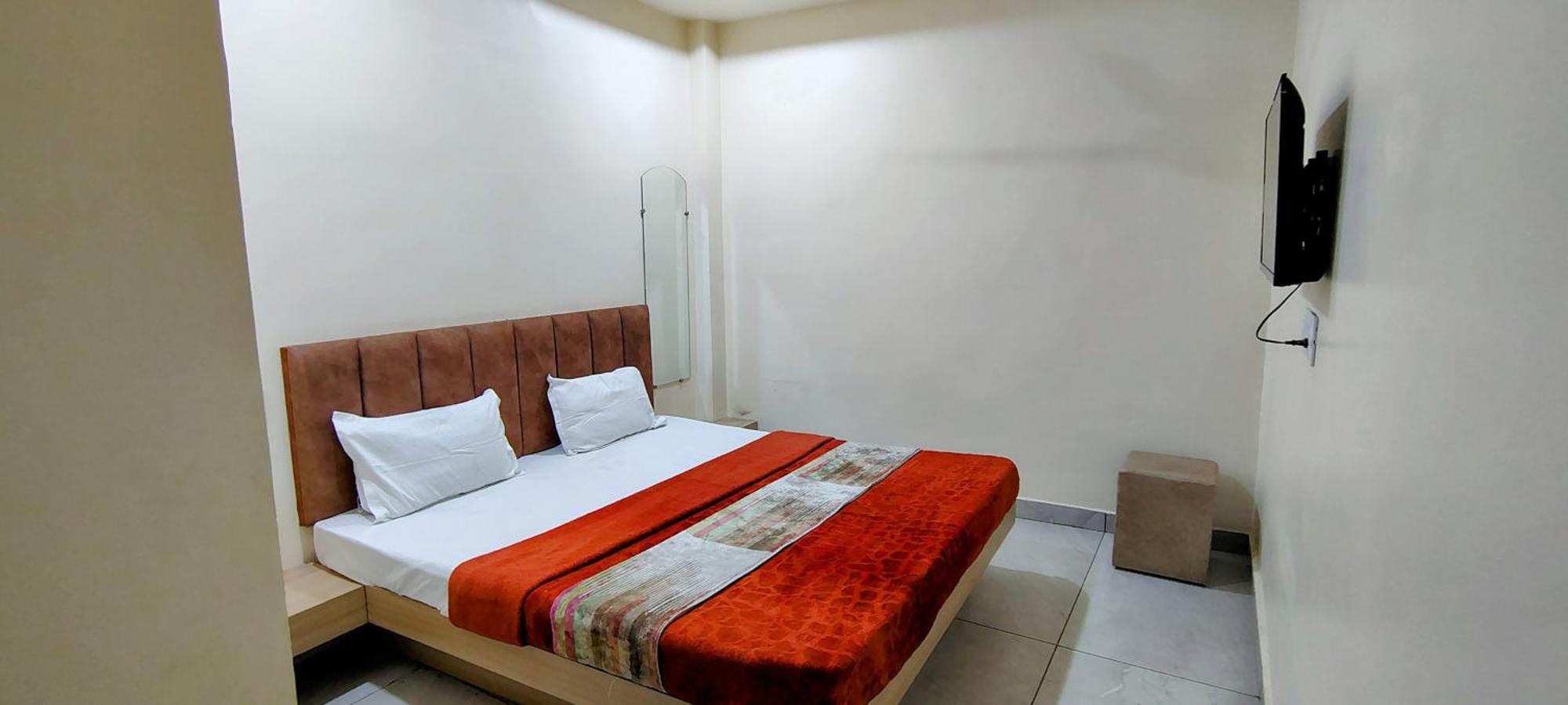 Hotel Raghavan In Front Of Railway Station Platform No 8 Ujjain Zewnętrze zdjęcie